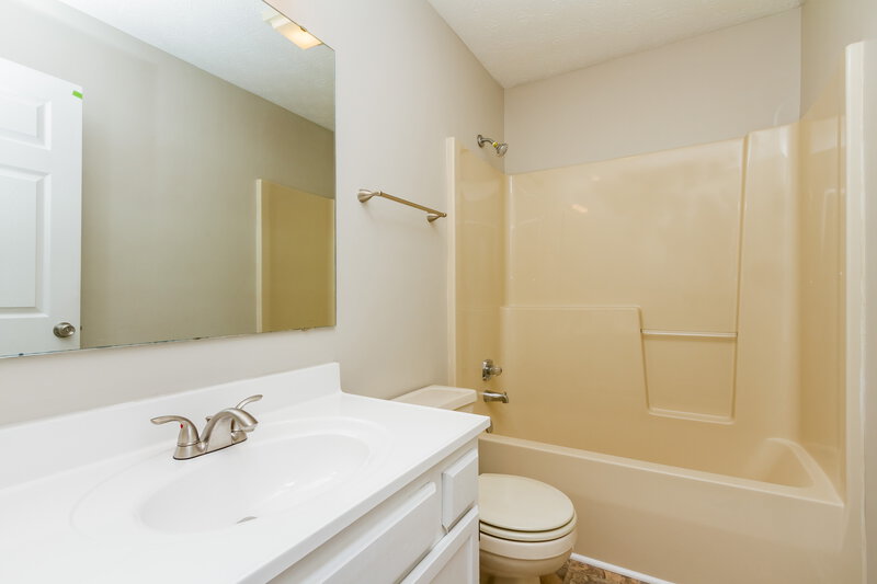 2,380/Mo, 5040 Harpers Ln Indianapolis, IN 46268 Bathroom View