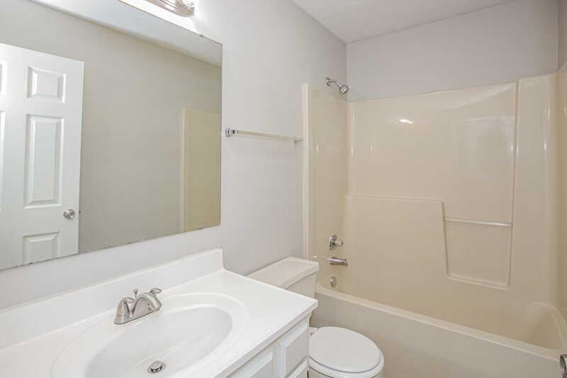 1,705/Mo, 5040 Harpers Ln Indianapolis, IN 46268 Bathroom View