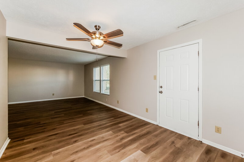 1,645/Mo, 8036 States Bend Dr Indianapolis, IN 46239 Living Room View 3