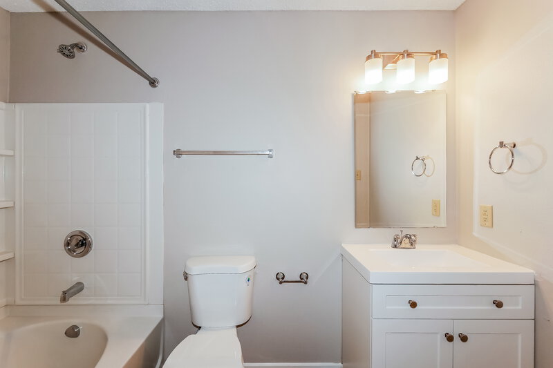 1,645/Mo, 8036 States Bend Dr Indianapolis, IN 46239 Main Bathroom View