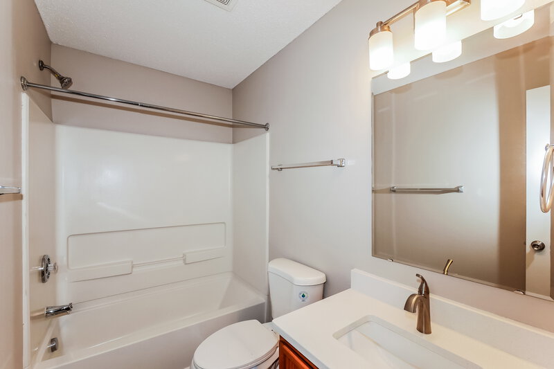 1,645/Mo, 8036 States Bend Dr Indianapolis, IN 46239 Bathroom View