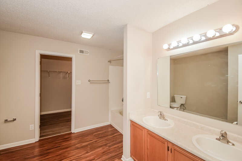 2,170/Mo, 12105 Brushfield Ln Fishers, IN 46037 Main Bathroom View