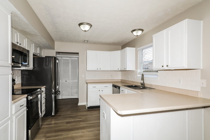 2,070/Mo, 1540 Round Lake Ct Lebanon, IN 46052 Kitchen View