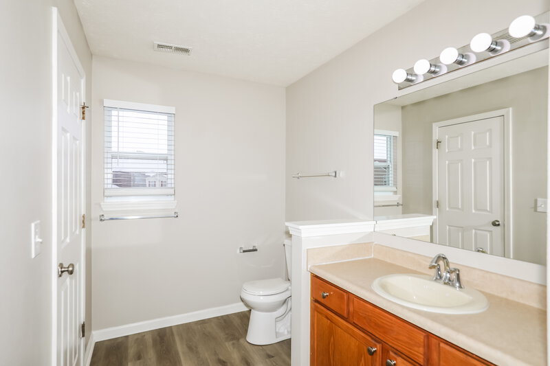 2,070/Mo, 1540 Round Lake Ct Lebanon, IN 46052 Main Bathroom View