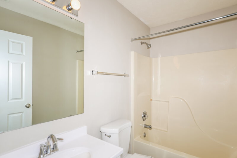 2,070/Mo, 1540 Round Lake Ct Lebanon, IN 46052 Bathroom View