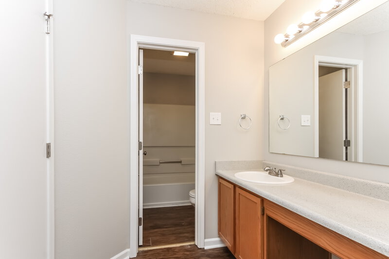 1,670/Mo, 441 Overland Dr Greenwood, IN 46143 Bathroom View