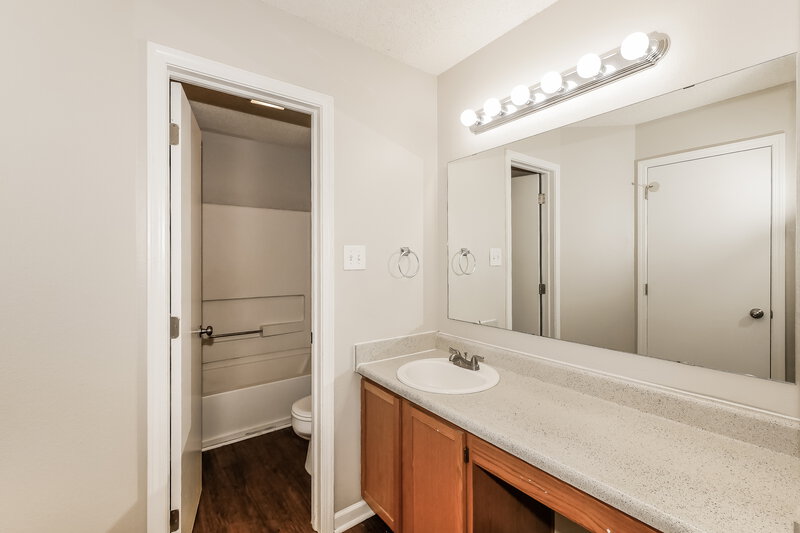 1,920/Mo, 441 Overland Dr Greenwood, IN 46143 Main Bathroom View