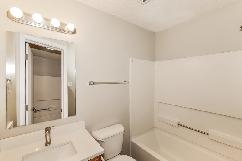 1,920/Mo, 441 Overland Dr Greenwood, IN 46143 Bathroom View