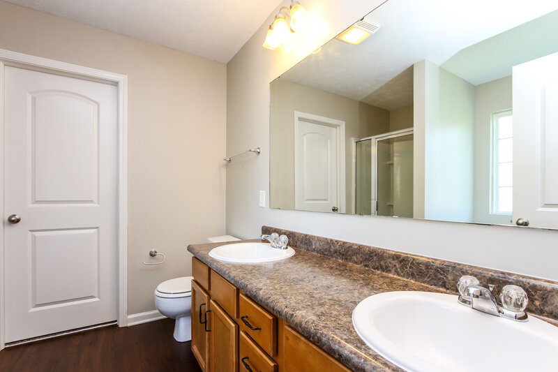 1,810/Mo, 4407 Round Lake Bnd Indianapolis, IN 46234 Bathroom View 2