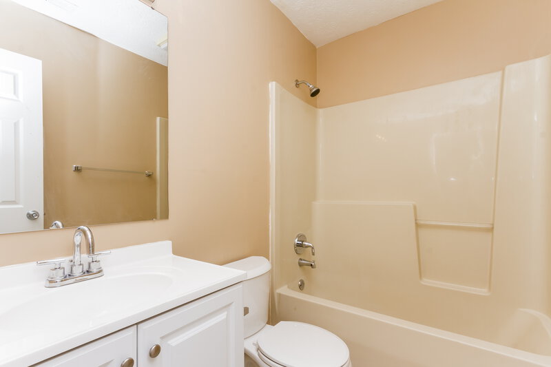 1,660/Mo, 6128 Carrie Pl Indianapolis, IN 46237 Bathroom View 4