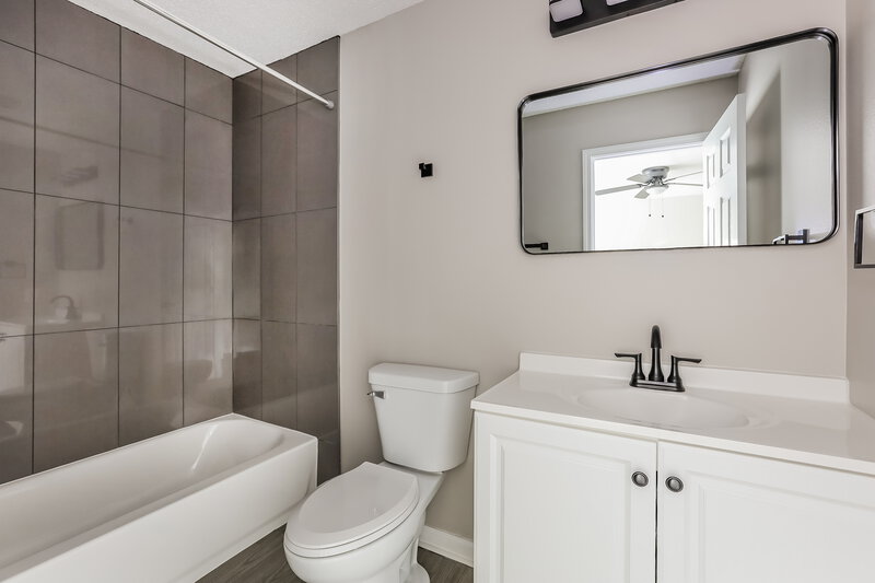 2,045/Mo, 8006 Ithaca Way Indianapolis, IN 46239 Main Bathroom View