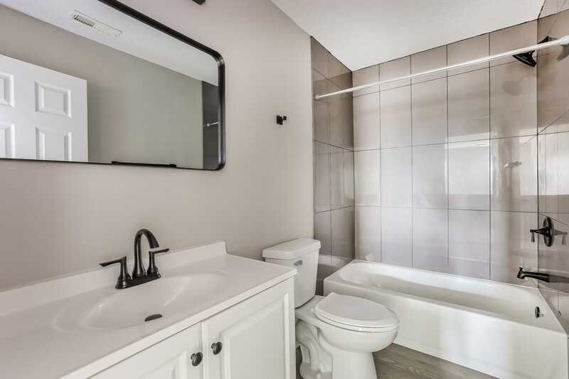 2,045/Mo, 8006 Ithaca Way Indianapolis, IN 46239 Bathroom View