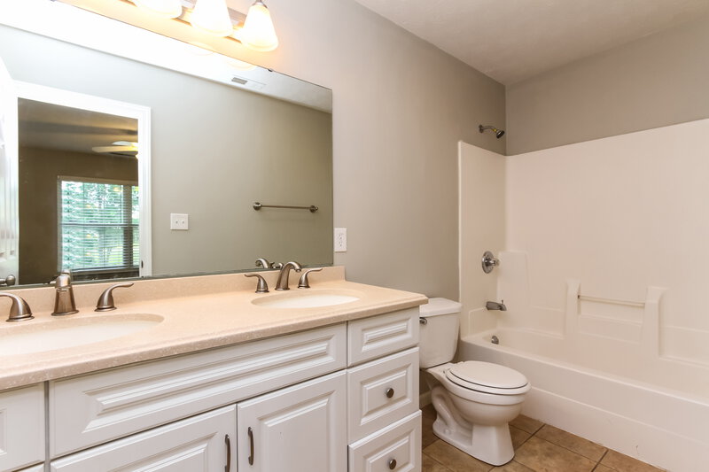 1,450/Mo, 1555 Sanner Dr Greenwood, IN 46143 Master Bathroom View
