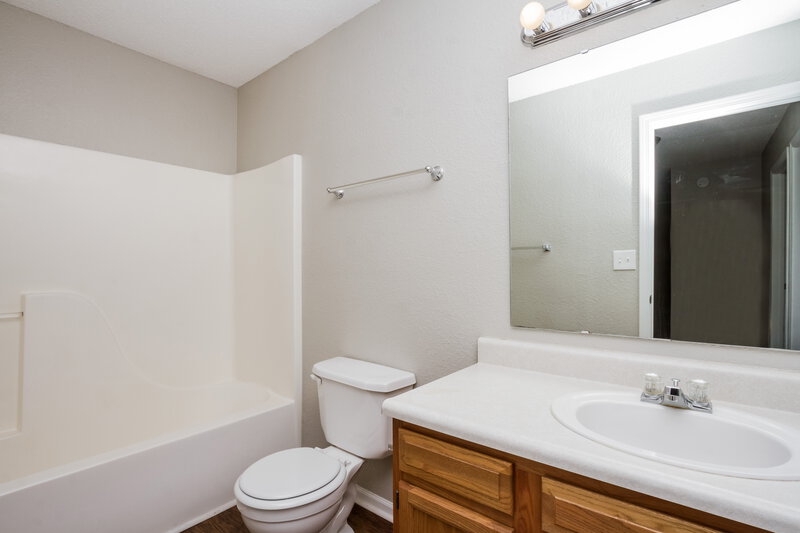 2,300/Mo, 707 Deer Trail Dr Indianapolis, IN 46217 Bathroom View