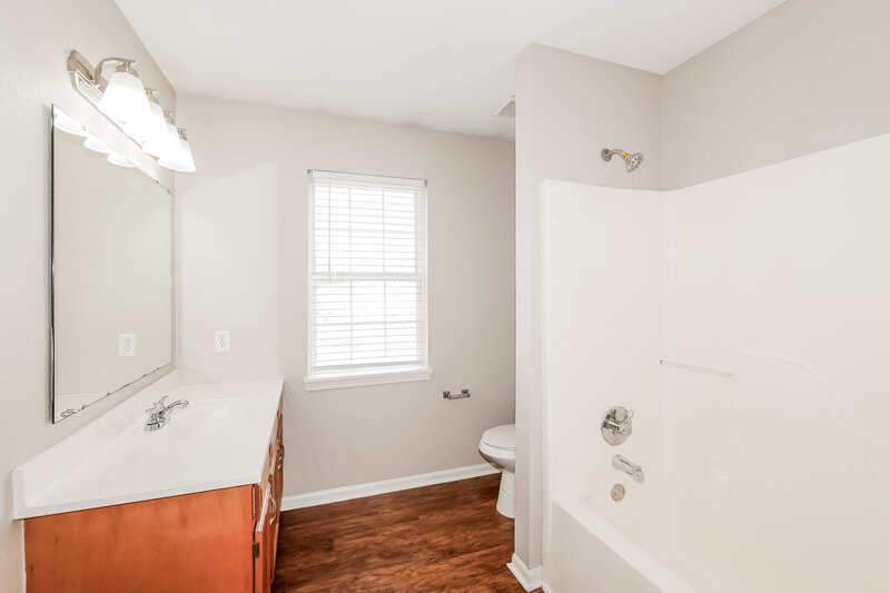 1,760/Mo, 707 Deer Trail Dr Indianapolis, IN 46217 Main Bathroom View