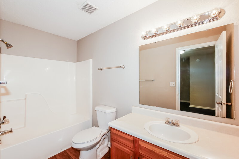 1,760/Mo, 707 Deer Trail Dr Indianapolis, IN 46217 Bathroom View