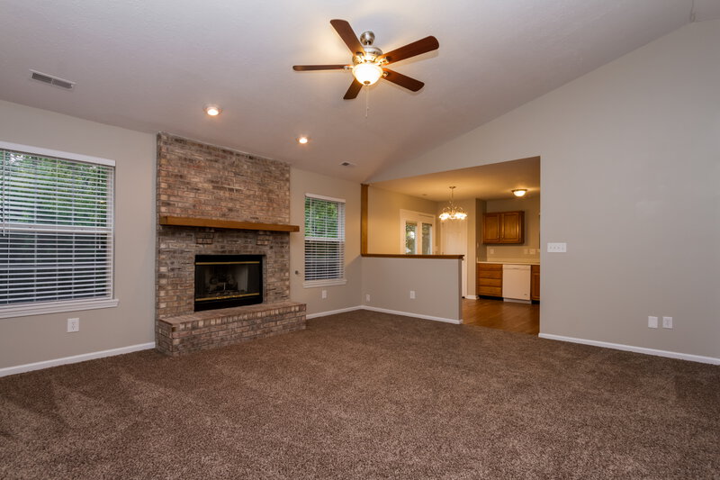 1,525/Mo, 12044 Pepperwood Dr Indianapolis, IN 46236 Living Area View 2