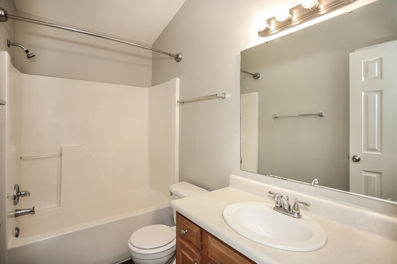 1,910/Mo, 12044 Pepperwood Dr Indianapolis, IN 46236 Main Bathroom View