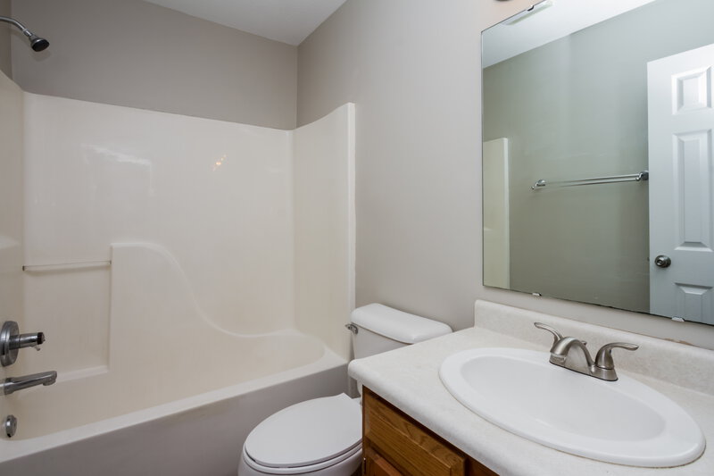 1,525/Mo, 12044 Pepperwood Dr Indianapolis, IN 46236 Bathroom View