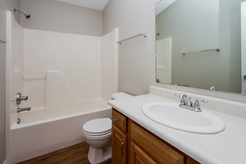 1,525/Mo, 12044 Pepperwood Dr Indianapolis, IN 46236 Bathroom View 2