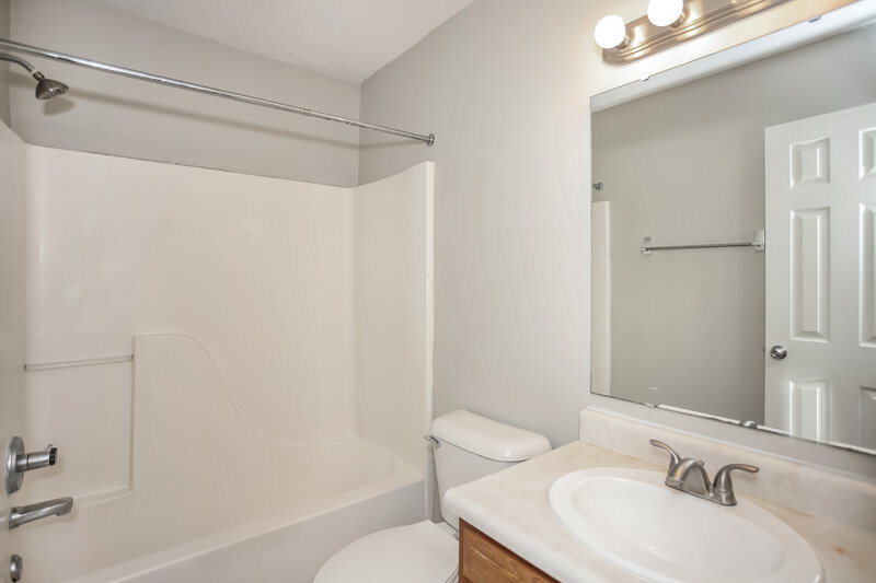 1,910/Mo, 12044 Pepperwood Dr Indianapolis, IN 46236 Bathroom View