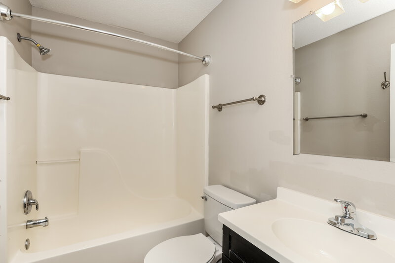 2,255/Mo, 17814 Gasparilla Ct Westfield, IN 46062 Main Bathroom View