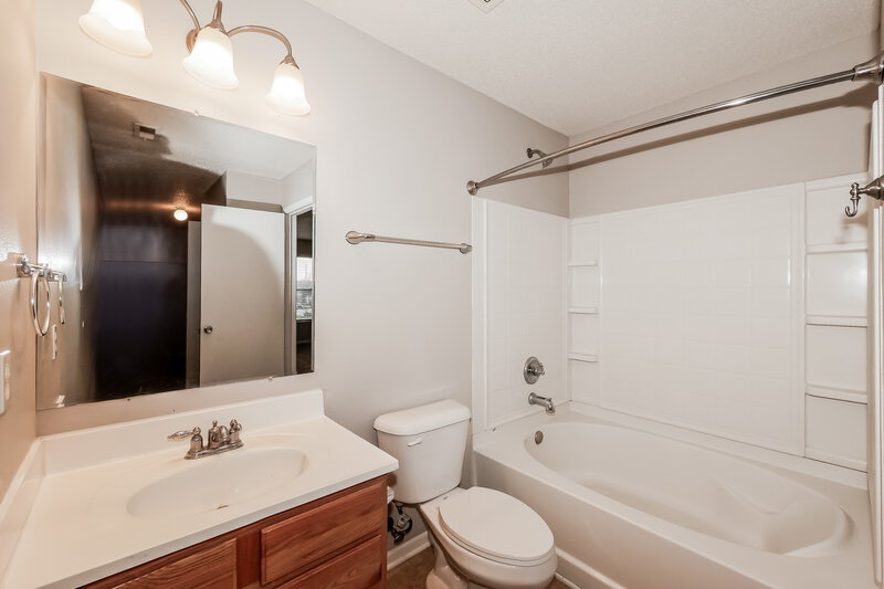 1,740/Mo, 2069 Prairie Sky Ln Greenwood, IN 46143 Main Bathroom View