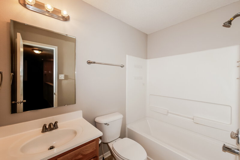 1,740/Mo, 2069 Prairie Sky Ln Greenwood, IN 46143 Bathroom View