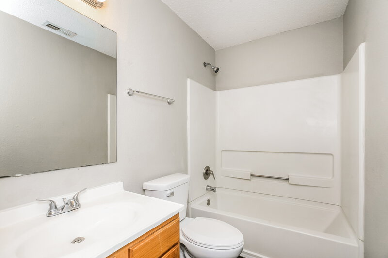 0/Mo, 10894 Glenayr Dr Camby, IN 46113 Bathroom View