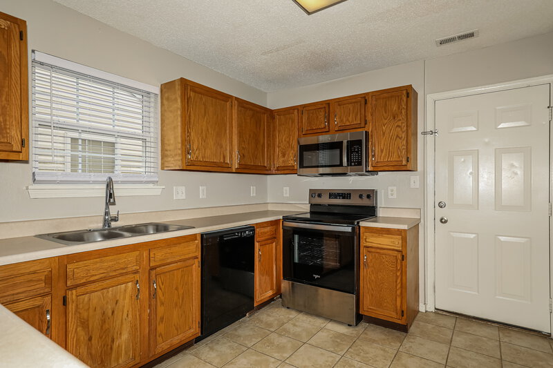 1,860/Mo, 5106 Sandy Forge Dr Indianapolis, IN 46221 Kitchen View