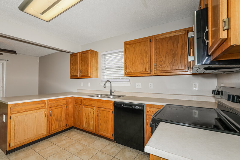 1,860/Mo, 5106 Sandy Forge Dr Indianapolis, IN 46221 Kitchen View 2