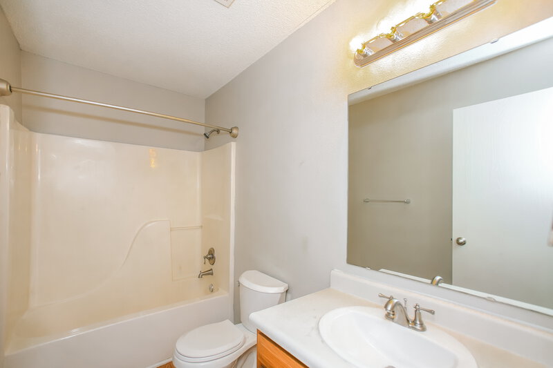 1,595/Mo, 5106 Sandy Forge Dr Indianapolis, IN 46221 Main Bathroom View