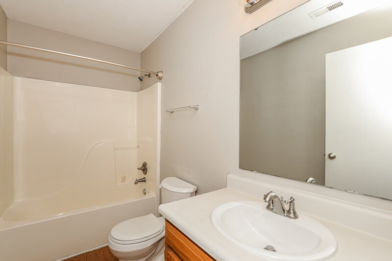 1,860/Mo, 5106 Sandy Forge Dr Indianapolis, IN 46221 Main Bathroom View