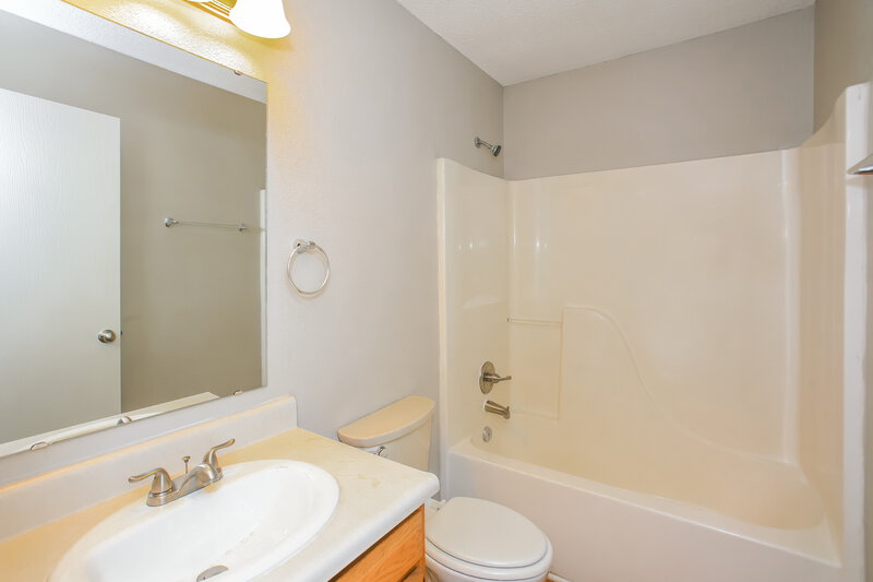 1,595/Mo, 5106 Sandy Forge Dr Indianapolis, IN 46221 Bathroom View