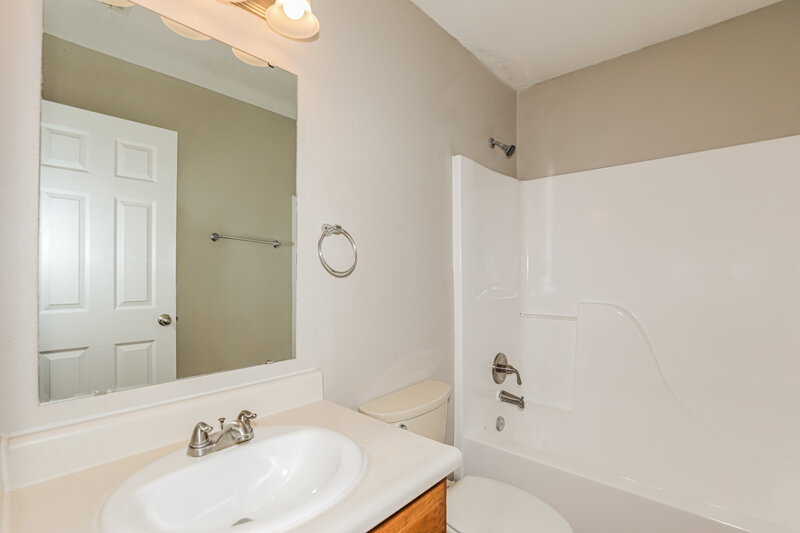 1,860/Mo, 5106 Sandy Forge Dr Indianapolis, IN 46221 Bathroom View