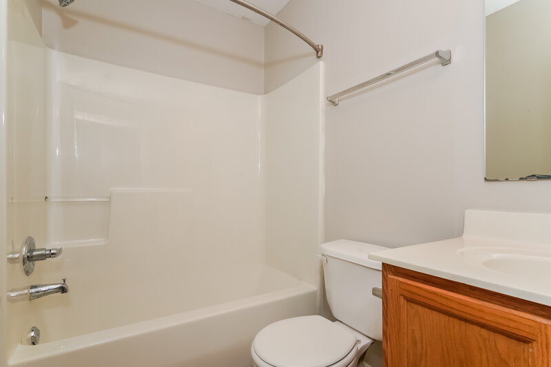 1,970/Mo, 4294 Blue Spruce Ct Greenwood, IN 46143 Main Bathroom View