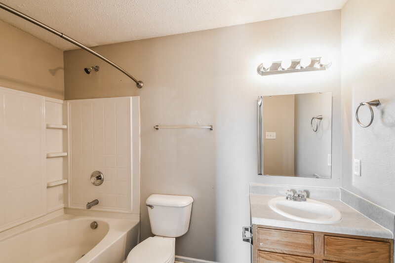 1,660/Mo, 7930 Caraway Ln Indianapolis, IN 46239 Main Bathroom View