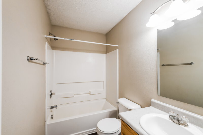 1,660/Mo, 7930 Caraway Ln Indianapolis, IN 46239 Bathroom View