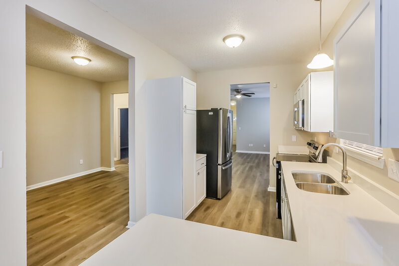 0/Mo, 5586 Sweet River Dr Indianapolis, IN 46221 Kitchen View 2