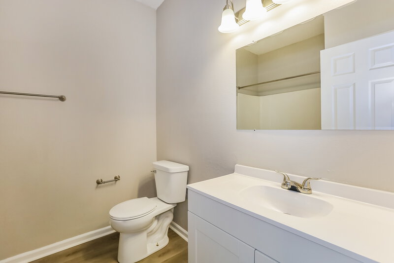 0/Mo, 5586 Sweet River Dr Indianapolis, IN 46221 Main Bathroom View