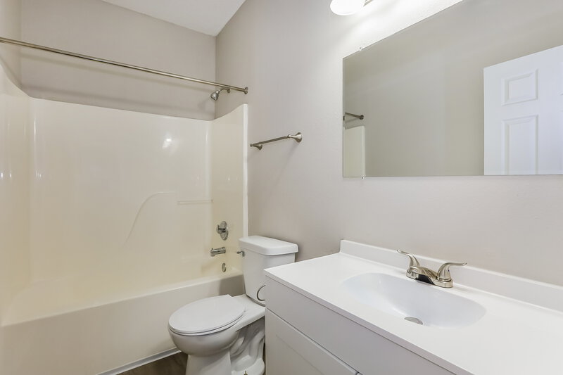 0/Mo, 5586 Sweet River Dr Indianapolis, IN 46221 Bathroom View
