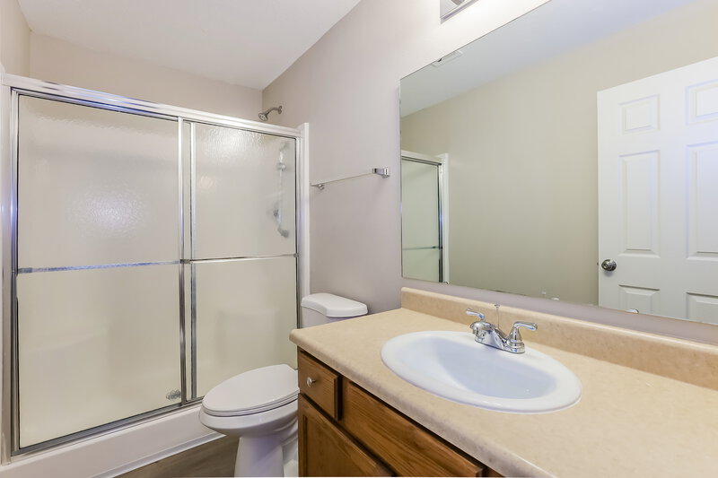 1,725/Mo, 5837 Jackie Ln Indianapolis, IN 46221 Main Bathroom View