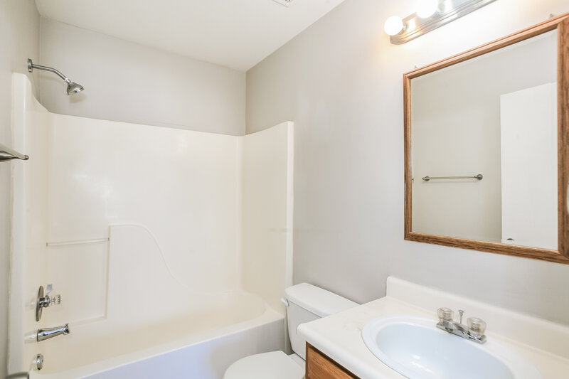 1,795/Mo, 10411 Hornton St Indianapolis, IN 46236 Main Bathroom View