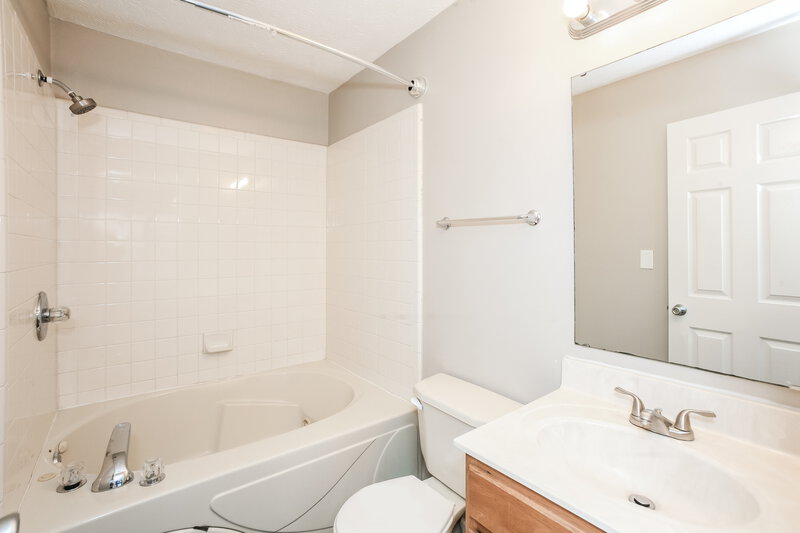 1,685/Mo, 10524 Day Star Dr Indianapolis, IN 46234 Main Bathroom View
