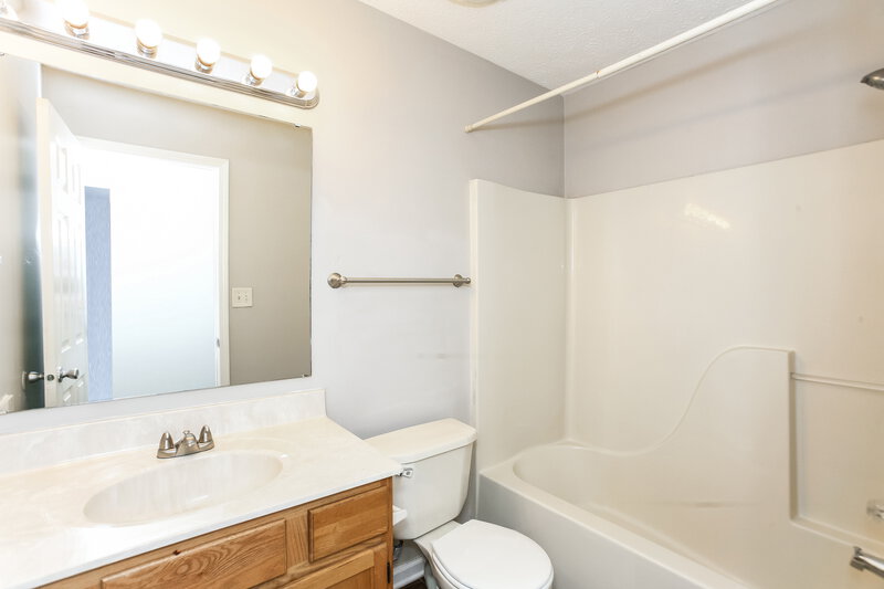 1,685/Mo, 10524 Day Star Dr Indianapolis, IN 46234 Bathroom View