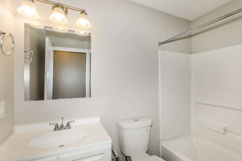 1,890/Mo, 8346 S Firefly Dr Pendleton, IN 46064 Bathroom View