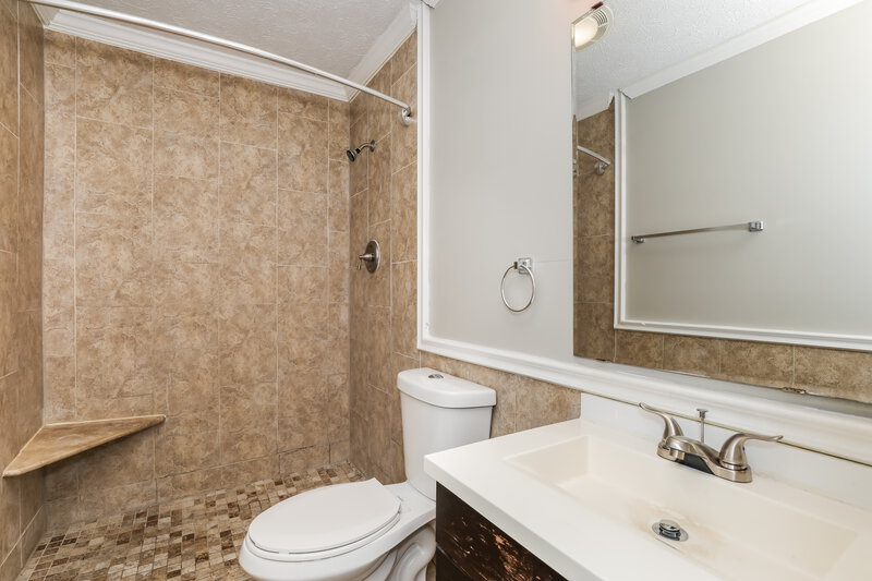 1,890/Mo, 6210 Carrie Cir Indianapolis, IN 46237 Main Bathroom View