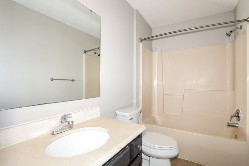 1,890/Mo, 6210 Carrie Cir Indianapolis, IN 46237 Bathroom View