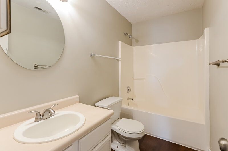 1,875/Mo, 6310 Lake Mead Dr Indianapolis, IN 46237 Bathroom View
