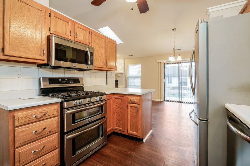 1,680/Mo, 6023 Janel Cir Indianapolis, IN 46237 Kitchen View 2